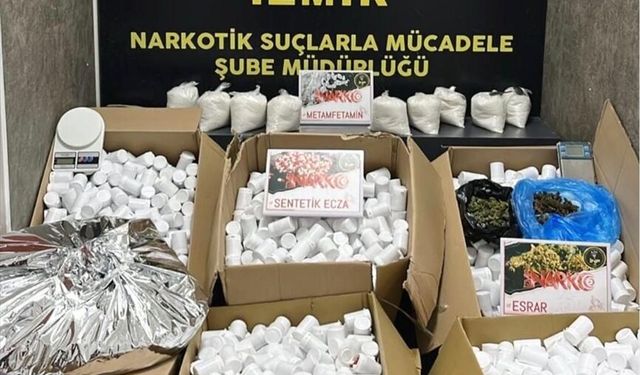 İzmir'de 'torbacı'lara dağıtılacak 366 bin 400 uyuşturucu hap ele geçirildi