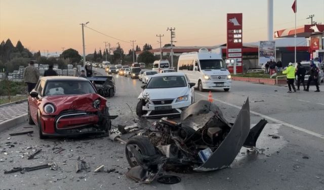 İzmir'de üç otomobilin karıştığı kazada 1'i çocuk 3 kişi yaralandı