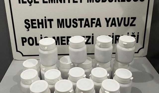 İzmir'de yolcu minibüsünde uyuşturucuyla yakalanan 2 zanlı tutuklandı