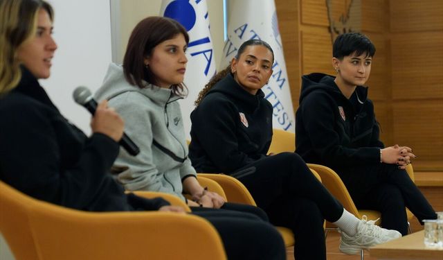 Kadın futbolcular, başarı hikayelerini anlattı