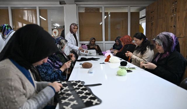 Kahramanmaraş'ta kursiyer kadınlar hem öğreniyor hem aile bütçesine katkı sağlıyor