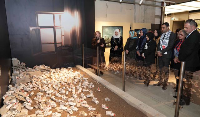 Kalyon Kültür'de Filistin'e destek amacıyla 'Sessiz Ayakkabılar' sergisi açıldı