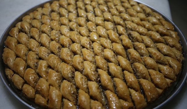 Karabük'te bayram sofraları için baklava ve su böreği hazırlanıyor