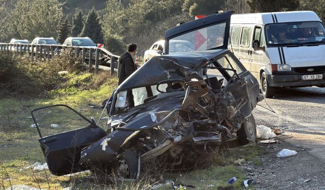 Karabük'te otomobille kamyonun çarpıştığı kazada 1 kişi öldü, 5 kişi yaralandı