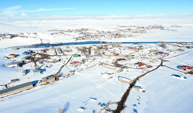 Karla kaplanan Kars Çayı ve sınır hattındaki köyler dronla görüntülendi