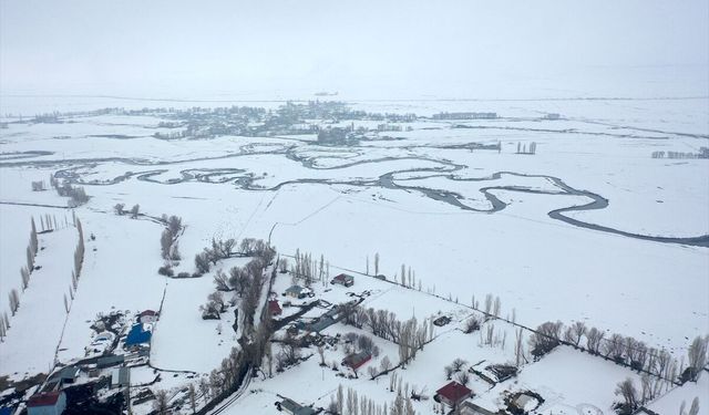 Karla kaplanan Kars Ovası'ndaki menderesler dronla görüntülendi