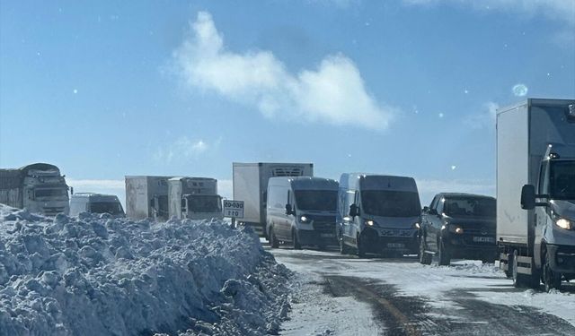 Kars-Göle kara yolunda yoğun tipi nedeniyle mahsur kalan araçlar kurtarıldı