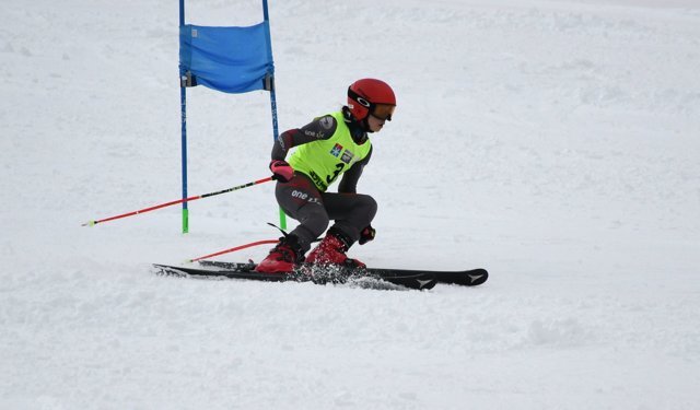 Kars'ta Anadolu Yıldızlar Ligi Türkiye Kayak Şampiyonası yapıldı