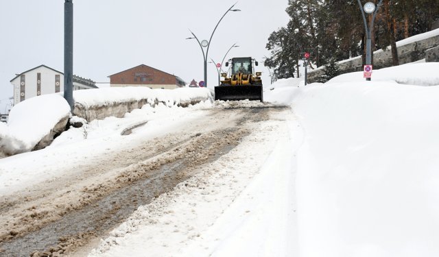 Kars'ta cadde ve sokaklarda kar temizliği başlatıldı