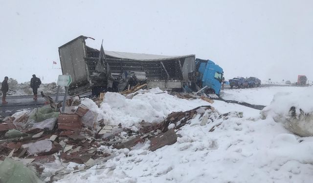 Kars'ta çarpışan tanker ve tırın sürücüleri yaralandı, yol ulaşıma kapatıldı