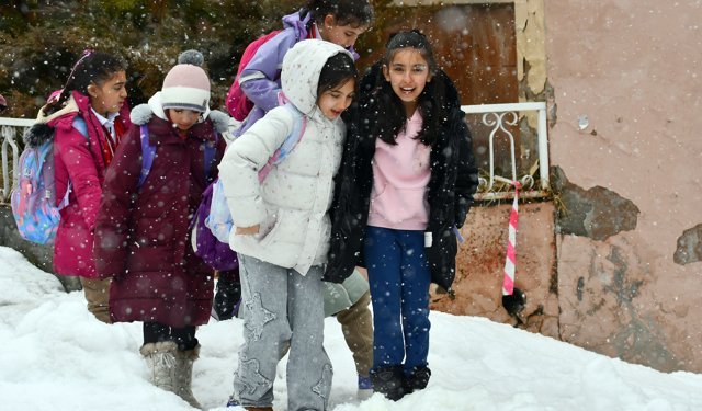 Kars'ta ilkbaharda kar etkisini sürdürüyor
