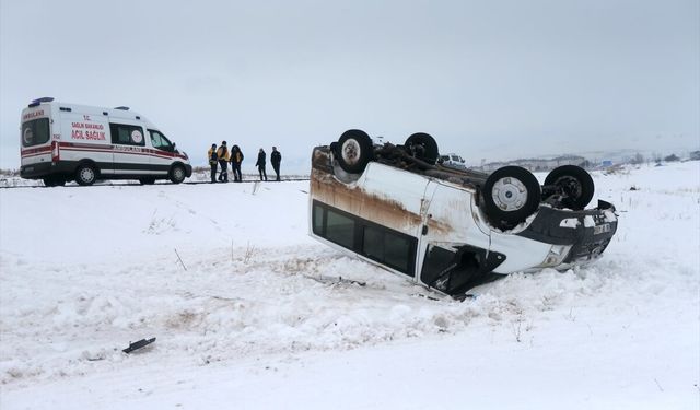 Kars'ta köy minibüsü yoldan çıkıp ters döndü, 5 kişi yaralandı