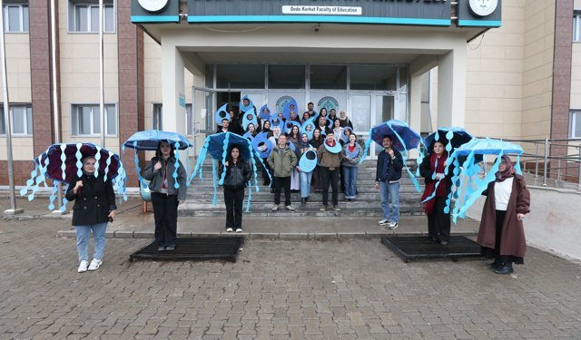 Kars'ta öğrenciler suyun önemine dikkati çekmek için 24 saati 5 litre suyla geçirdi