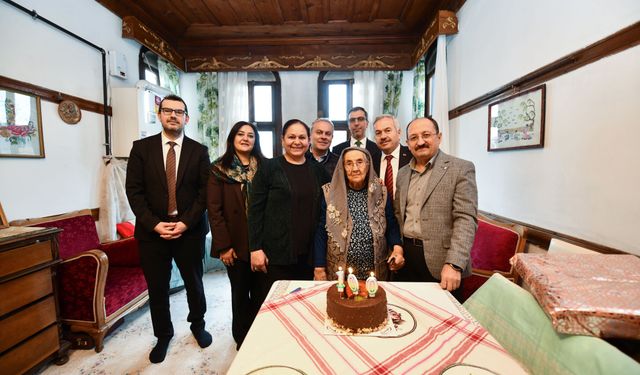 Kastamonu'da 'asırlık çınar' Atiye nineye doğum günü sürprizi