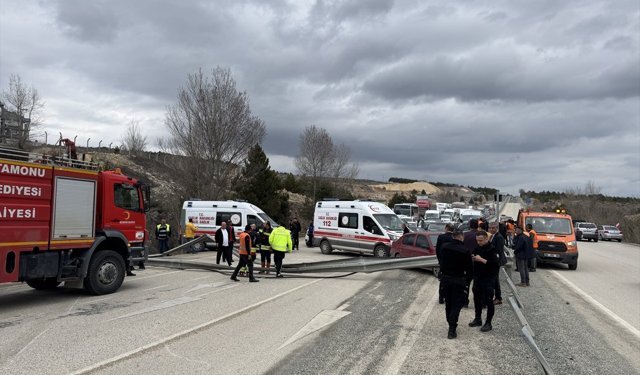 Kastamonu'da devrilen hafriyat kamyonunun sürücüsü yaralandı