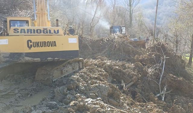 Kastamonu'da heyelan nedeniyle kapanan köy yolu ekiplerin çalışmasıyla ulaşıma açıldı