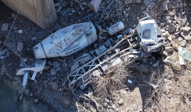 Kastamonu'da köprüden düşen beton mikserinin sürücüsü ağır yaralandı