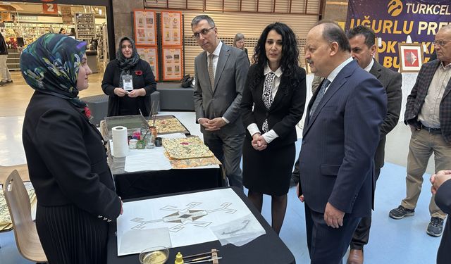 Kastamonu'da 'Sanatın Diliyle Değerlerimiz' tezhip, hat ve ebru sergisi açıldı