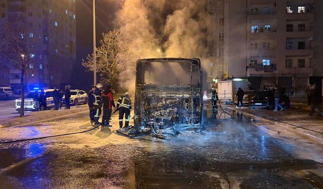 Kayseri'de seyir halindeyken yanan özel halk otobüsü kullanılamaz hale geldi