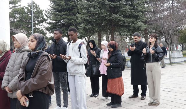 Kayseri'de yabancı uyruklu öğrenciler şehit mezarlarını ziyaret etti