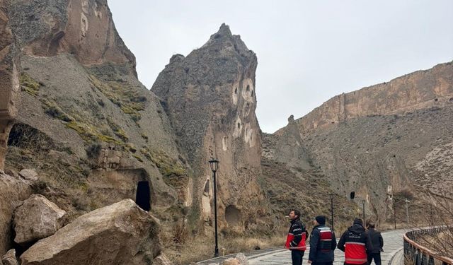 Kayseri'deki Soğanlı Vadisi'nde kaya kopması yaşanan alanda çalışma başlatıldı