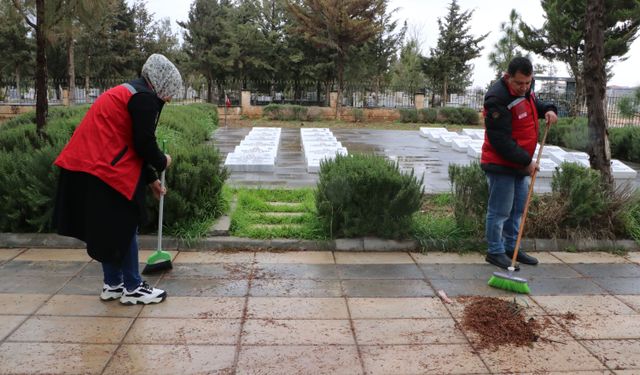 Kilis'te şehitliklerde bakım, onarım ve temizlik çalışması yapıldı