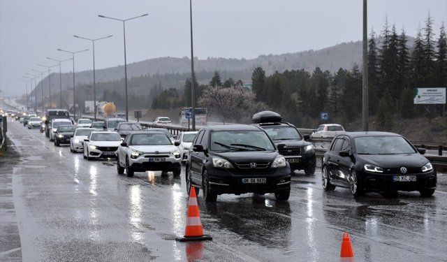 'Kilit kavşak' Kırıkkale'de bayram öncesi trafik yoğunluğu sürüyor