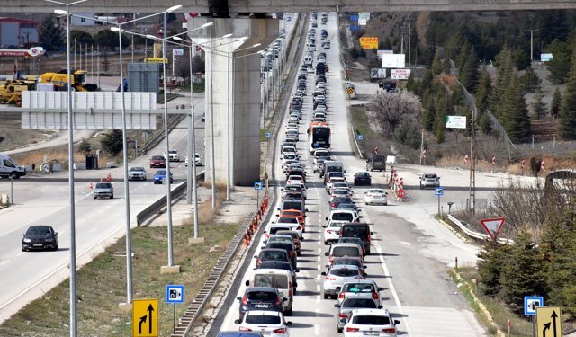 'Kilit kavşak' Kırıkkale'de bayram tatili dönüşü hareketliliği sürüyor