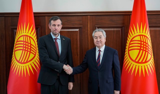 Kırgızistan Dışişleri Bakanı Kulubayev, İngiltere'nin Bişkek Büyükelçisi ile Orta Doğu'yu görüştü