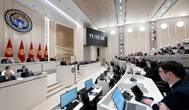 Kırgızistan'da kabinenin yeni üyeleri mecliste yemin etti