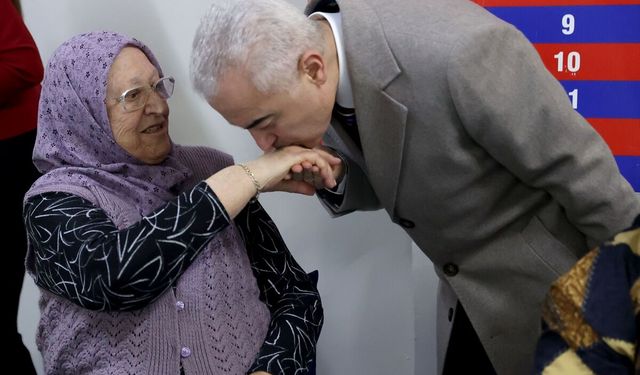 Kırklareli Valisi Turan, huzurevi sakinleriyle bayramlaştı