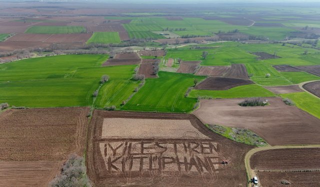 Kırklarelili çiftçi tarlasına pullukla 'İyileştiren kütüphane' yazdı