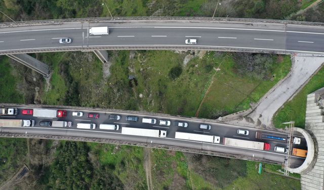 Kocaeli'de 4 aracın karıştığı zincirleme kaza ulaşımı aksattı