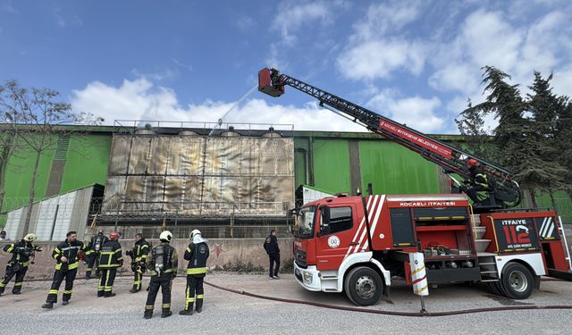 Kocaeli'de sunta fabrikasında çıkan yangın söndürüldü