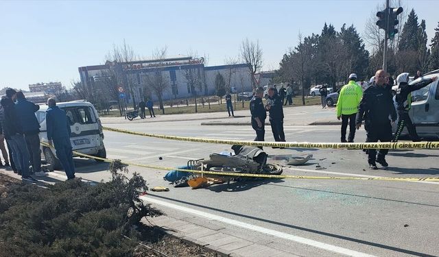 Konya'da hafif ticari araca çarpan motosikletli kurye öldü