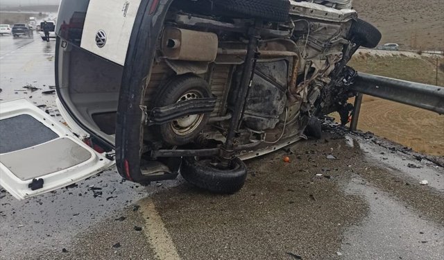 Konya'da otomobille hafif ticari aracın çarpıştığı kazada 2 kişi öldü, 4 kişi yaralandı