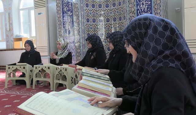 Kütahya'da işitme engelliler işaret diliyle Kur'an-ı Kerim'i hatmetti