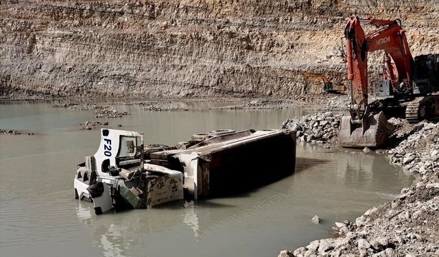 Kütahya'da maden sahasındaki su birikintisine devrilen kamyonun sürücüsü öldü