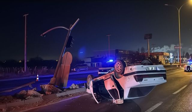 Kütahya'da trafik lambasına çarparak devrilen otomobilin sürücüsü yaralandı