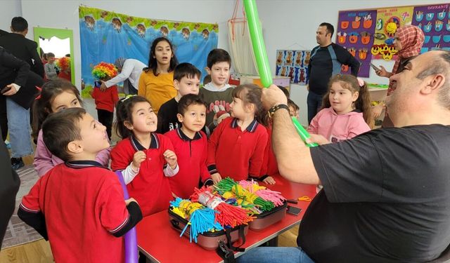 Lise öğrencileri anaokulu öğrencilerine tiyatro gösterisi sunuyor