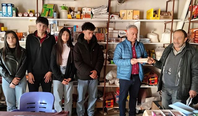 Malatya'da lise öğrencileri bakkal veresiye defterindeki borçları ödedi