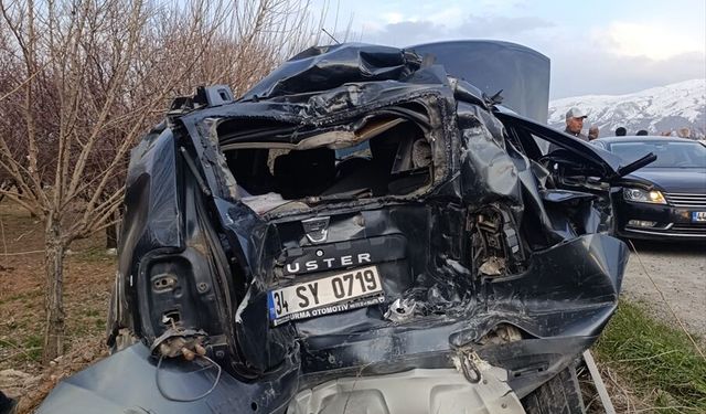 Malatya'da otomobil ile kamyon çarpıştı, 1 kişi öldü, 1 kişi yaralandı