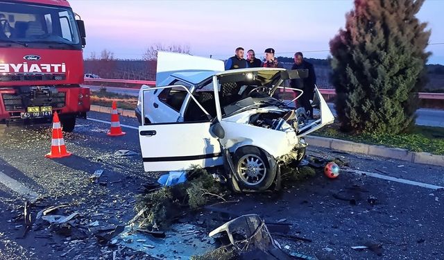 Manisa'da üç otomobilin karıştığı kazada 2 kişi ölü, 5 kişi yaralandı
