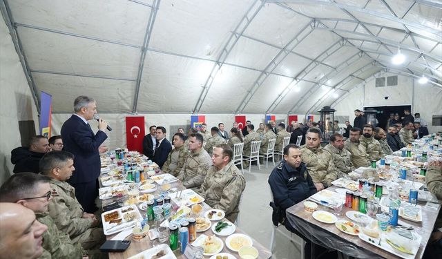 Mardin Valisi Akkoyun, Nusaybin'deki üs bölgesinde güvenlik güçleriyle iftar yaptı