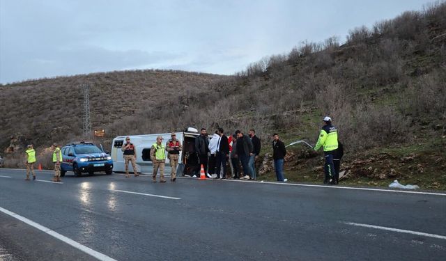 Mardin'de devrilen midibüsteki 24 kişi yaralandı