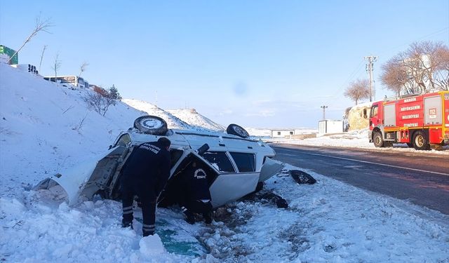Mardin'de devrilen otomobildeki 4 kişi yaralandı