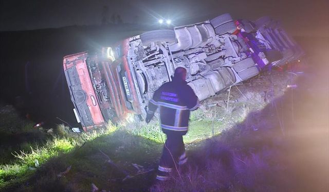 Mardin'de devrilen tırın sürücüsü yaralandı