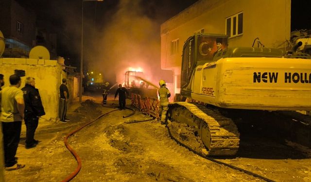 Mardin'de park halindeki 2 iş makinesinde çıkan yangın söndürüldü
