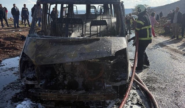 Mardin'de seyir halindeki bir minibüs yandı