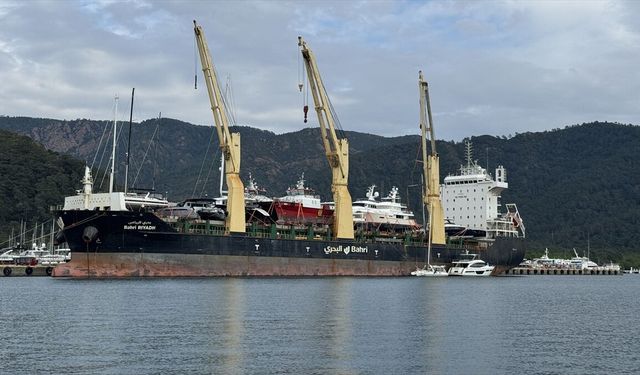 Marmaris'e kargo gemisiyle lüks motor yatlar getirildi